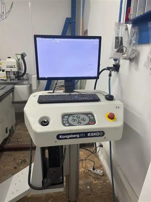 Pupitre de commande de la Kongsberg XN22 avec i-cut Production Console